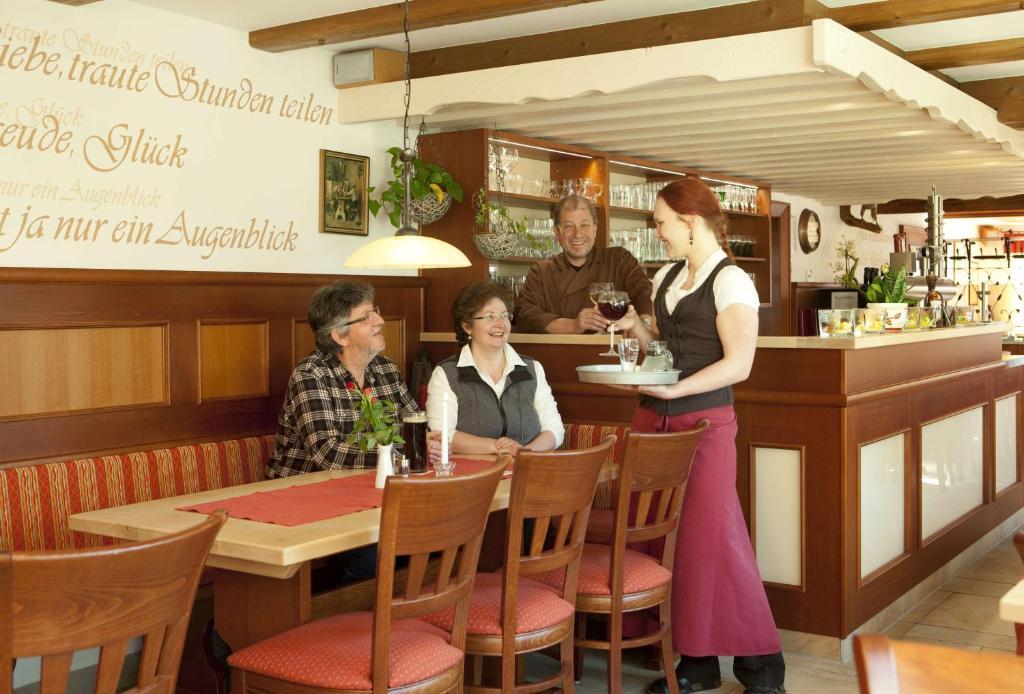 Landgasthof - Hotel Zum Stern Linden  Extérieur photo